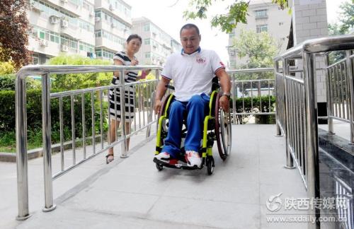 �߲������Ϸ��ļ�ǿ���������˲м��˳��з���